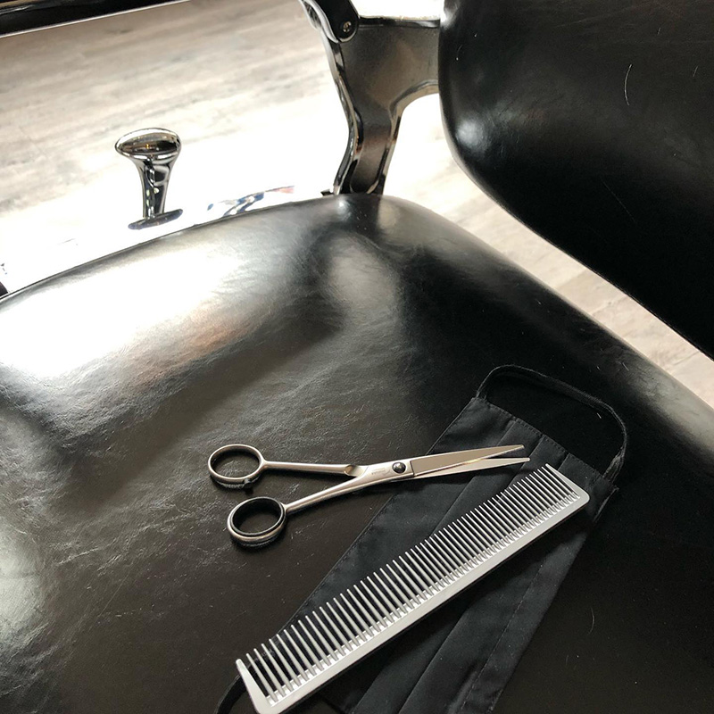 Ciseaux et peigne du salon
